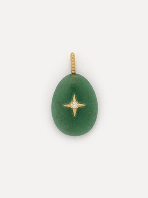 Pendentif Green Gem. Ajoutez une touche de couleur à votre collier à charms préféré avec ce pendentif vert. La pierre sub...