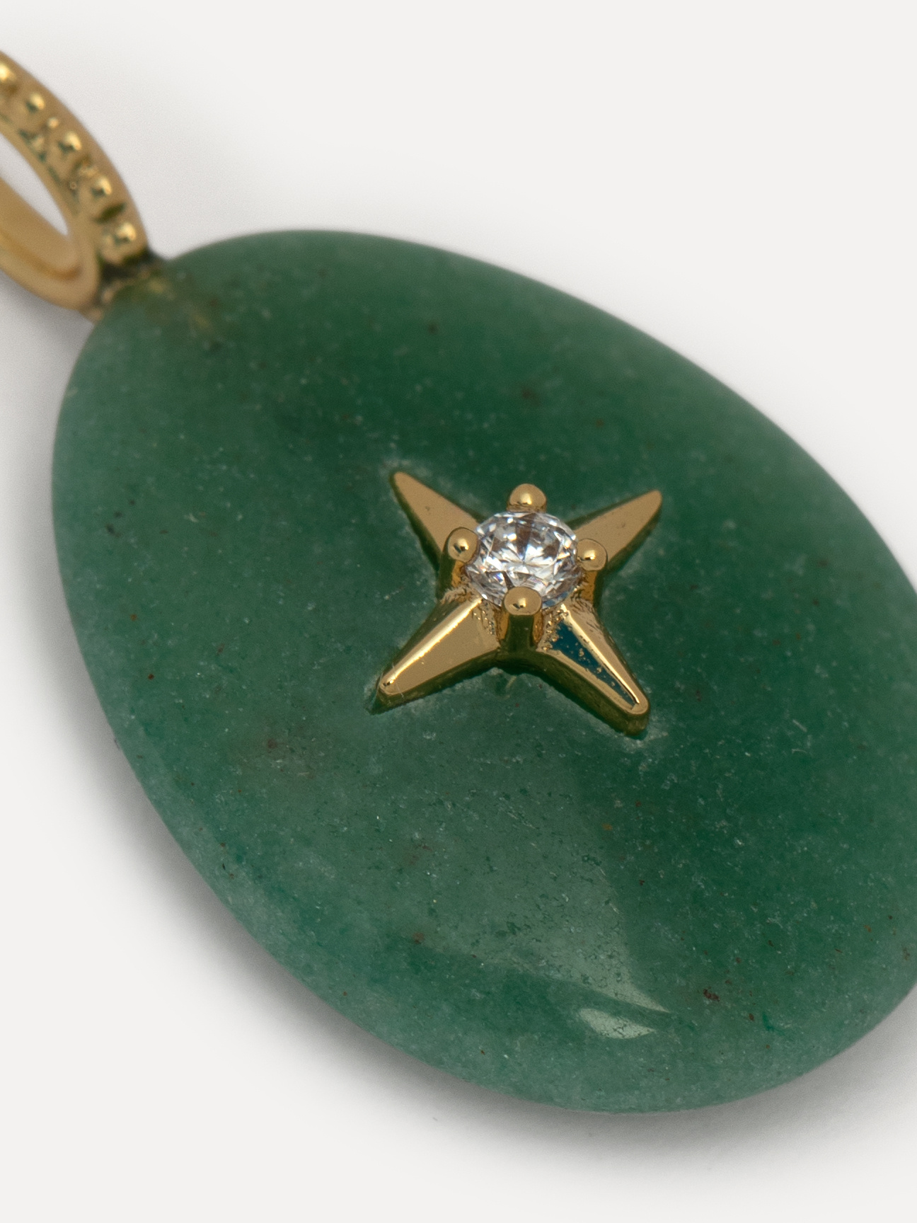 Les Soeurs Pendentif Green Gem 2. Ajoutez une touche de couleur à votre collier à charms préféré avec ce pendentif vert. ...