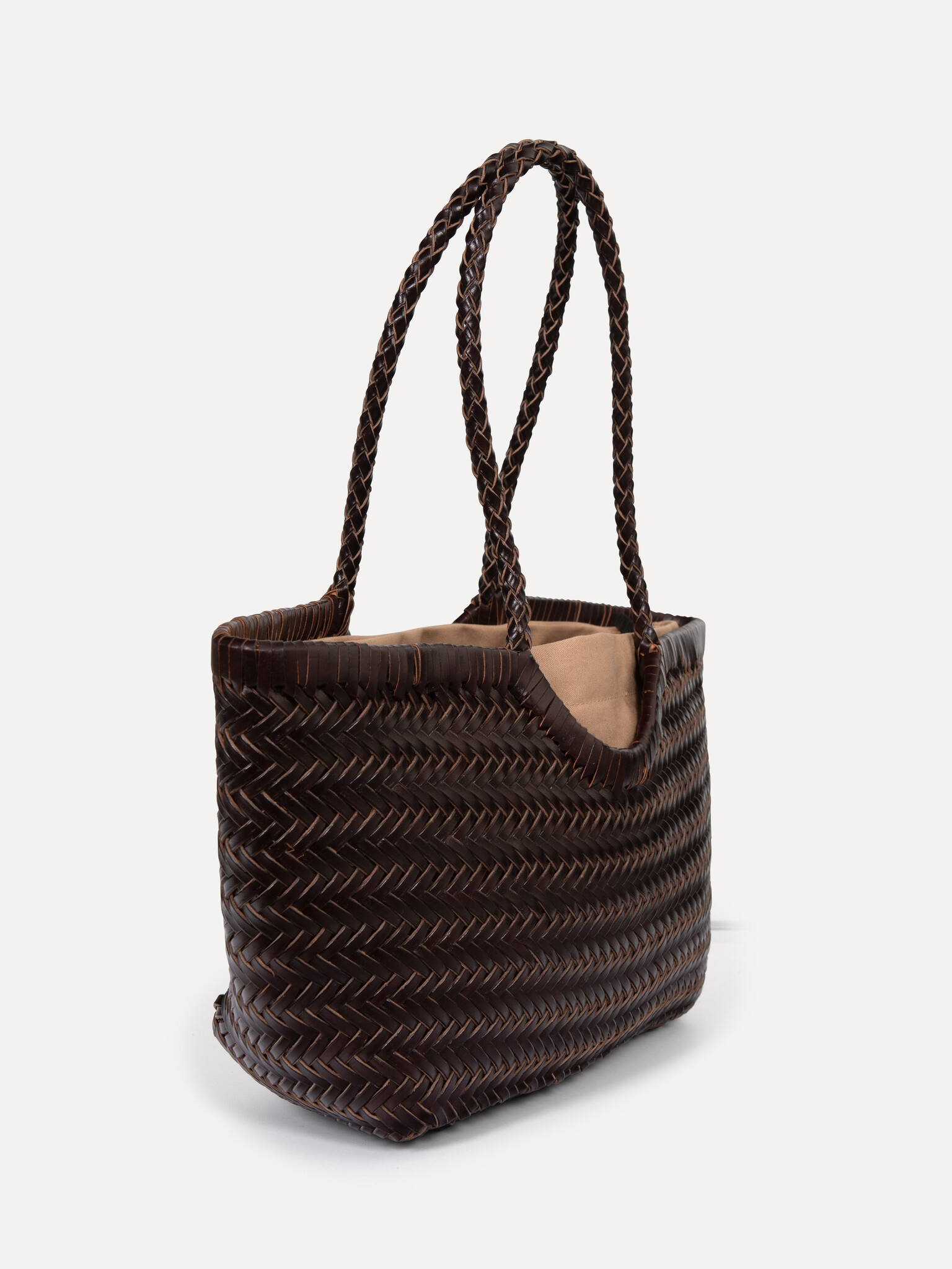 Le Marais Gevlochten handtas Maurice 3. Met deze stijlvolle bruine gevlochten shopper kan je alle kanten op. Ruim genoeg ...