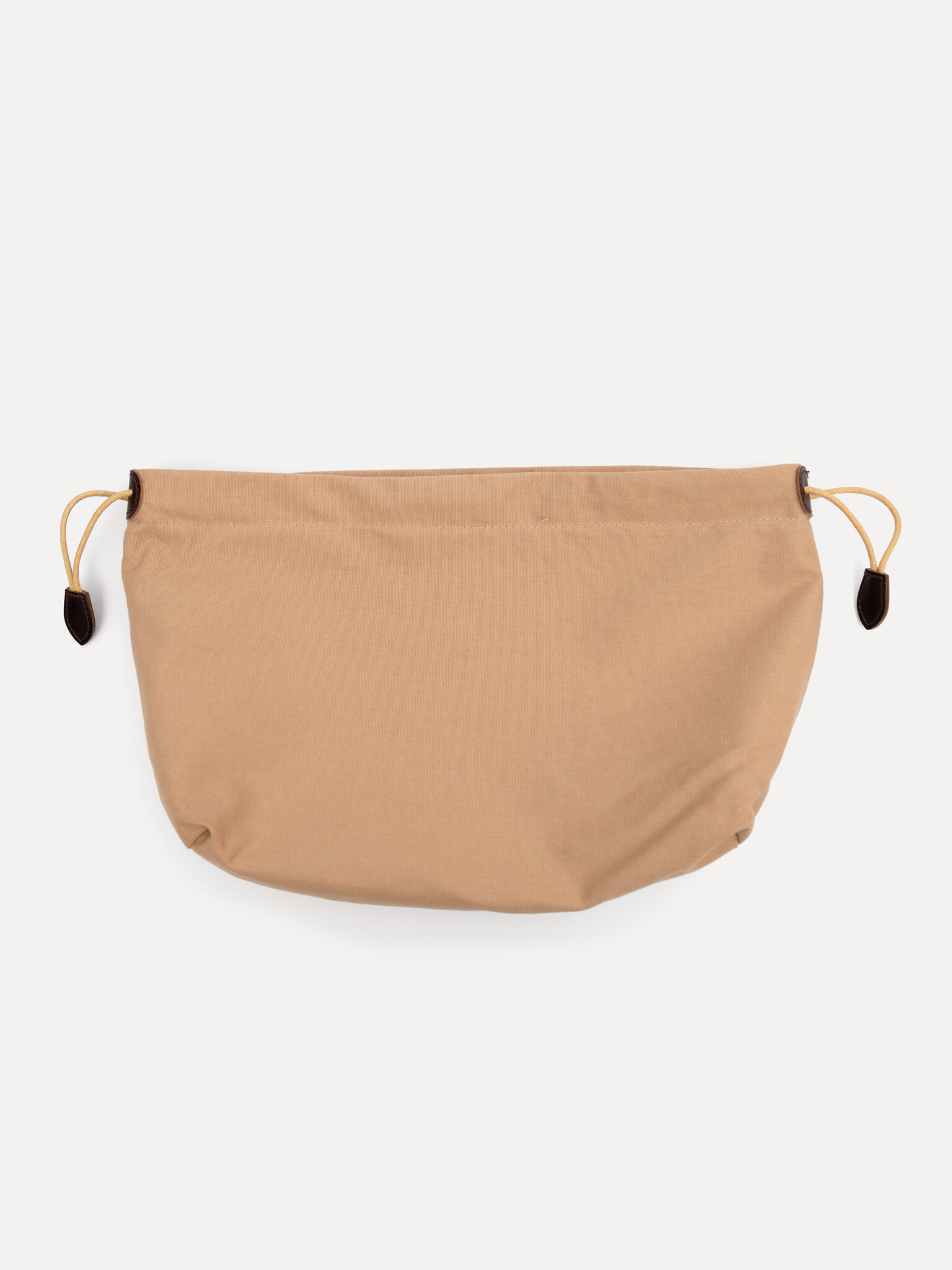 Le Marais Gevlochten handtas Maurice 4. Met deze stijlvolle bruine gevlochten shopper kan je alle kanten op. Ruim genoeg ...