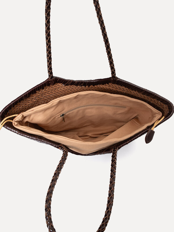 Le Marais Woven handbag Maurice 2. This stylish brown woven shopper adapts to every situation. Spacious enough for your d...