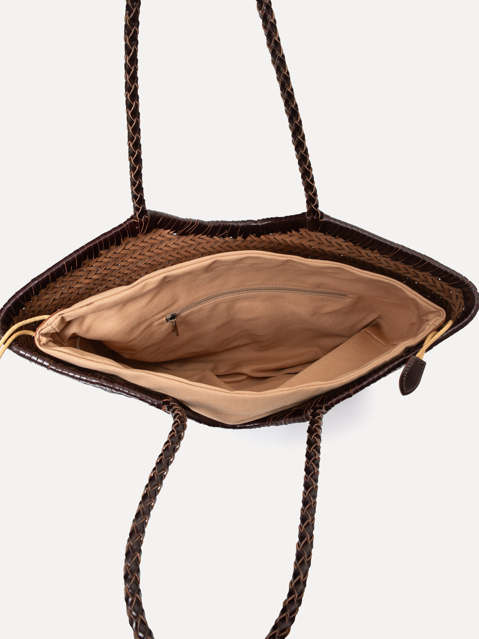 Le Marais Gevlochten handtas Maurice 2. Met deze stijlvolle bruine gevlochten shopper kan je alle kanten op. Ruim genoeg ...