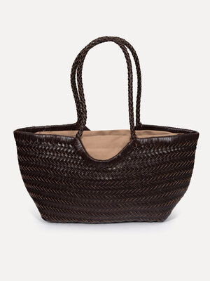 Handtas Maurice. Met deze stijlvolle bruine gevlochten shopper kan je alle kanten op. Ruim genoeg voor je dagelijkse esse...