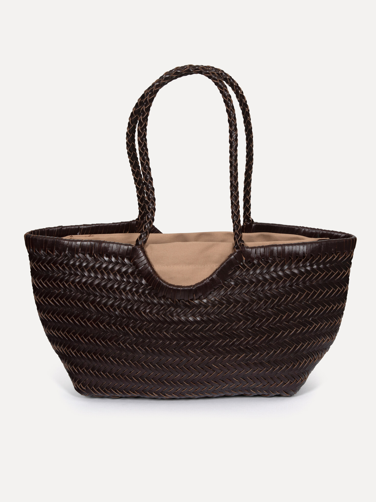 Le Marais Gevlochten handtas Maurice 1. Met deze stijlvolle bruine gevlochten shopper kan je alle kanten op. Ruim genoeg ...