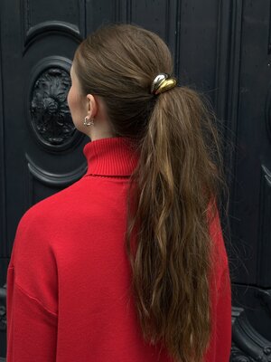 Élastique à cheveux. Éclat argenté, style subtil. Cet élastique à cheveux avec accent en dôme argenté apporte une touche ...