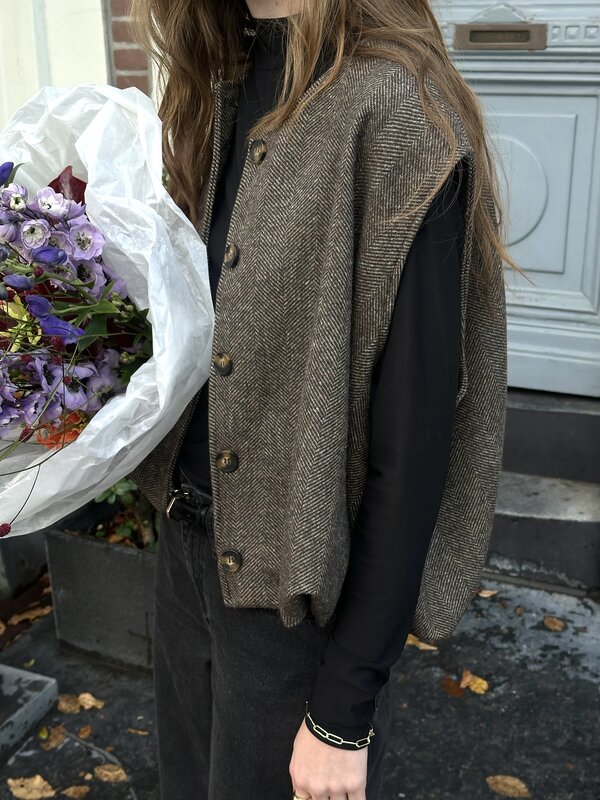 Le Marais Veste sans manches Sonny 4. Layer up in style. Ce gilet doux à motif chevron constitue une couche intermédiaire...