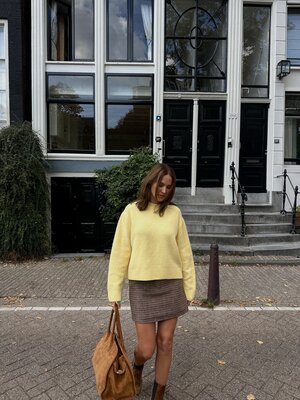 Sac à main Henri. Le suède camel donne à ce sac une allure chaude et luxueuse, parfaite du bureau au week-end. Élégant et...