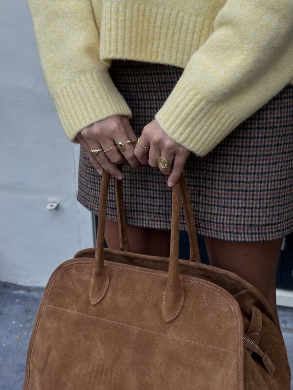 Le Marais Sac à main en daim Henri 3. Le suède camel donne à ce sac une allure chaude et luxueuse, parfaite du bureau au ...
