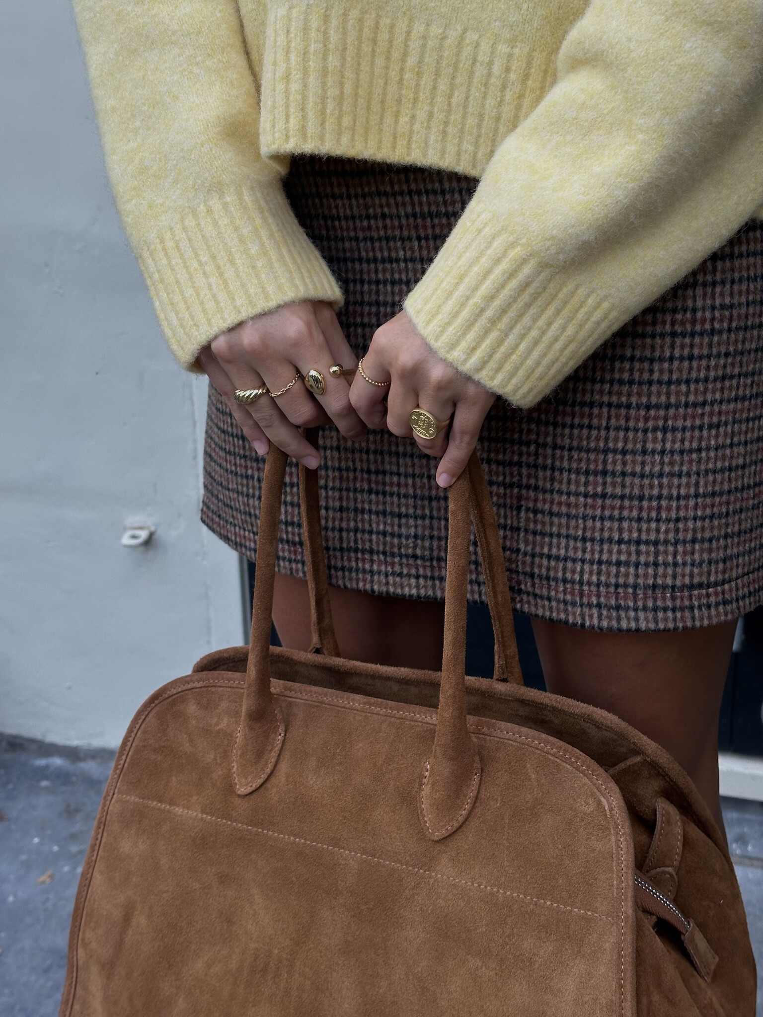 Le Marais Sac à main en daim Henri 2. Le suède camel donne à ce sac une allure chaude et luxueuse, parfaite du bureau au ...