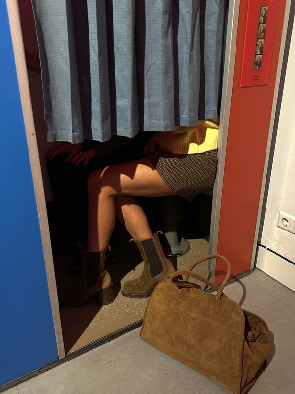 Le Marais Sac à main en daim Henri 8. Le suède camel donne à ce sac une allure chaude et luxueuse, parfaite du bureau au ...