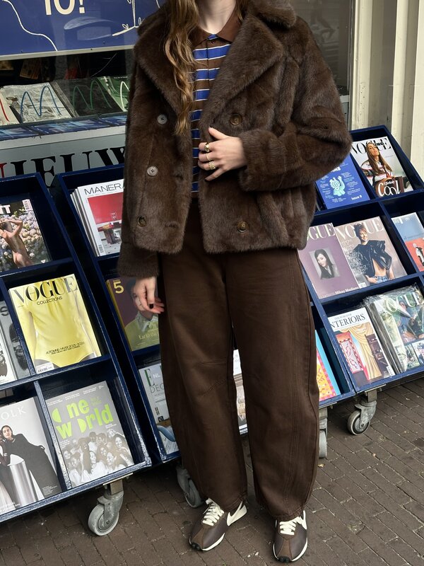 Le Marais Balloon jeans Yael 1. Comfort meets fashion. These brown balloon-fit jeans combine style and ease. The relaxed ...