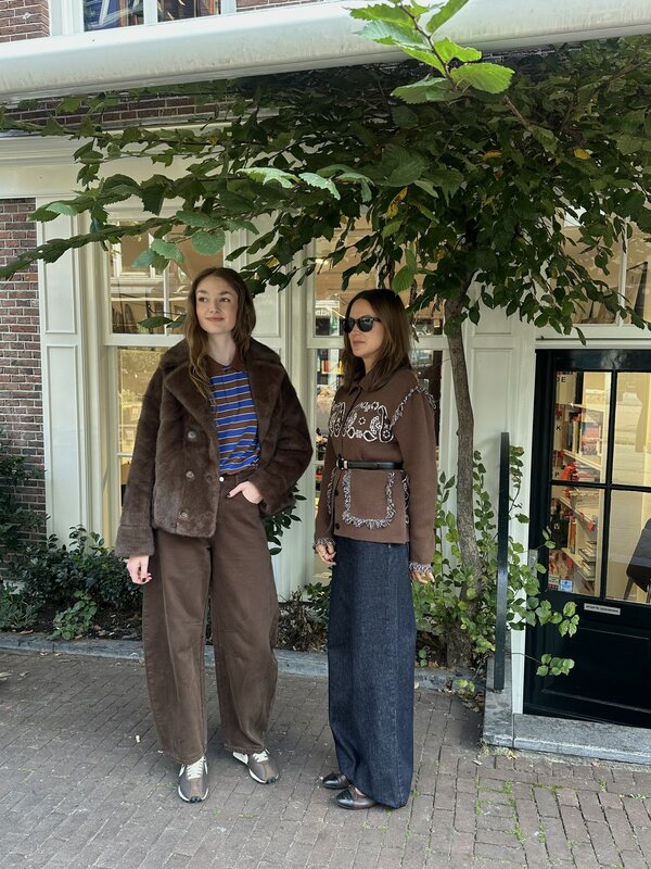 Le Marais Balloon jeans Yael 2. Comfort meets fashion. These brown balloon-fit jeans combine style and ease. The relaxed ...