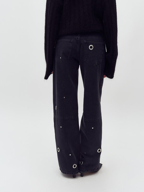 MBYM Wide fit jeans Luxia 5. Eye-let catcher! This dark denim makes a statement with wide legs adorned with silver eyelet...