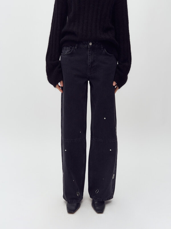MBYM Wide fit jeans Luxia 2. Eye-let catcher! This dark denim makes a statement with wide legs adorned with silver eyelet...