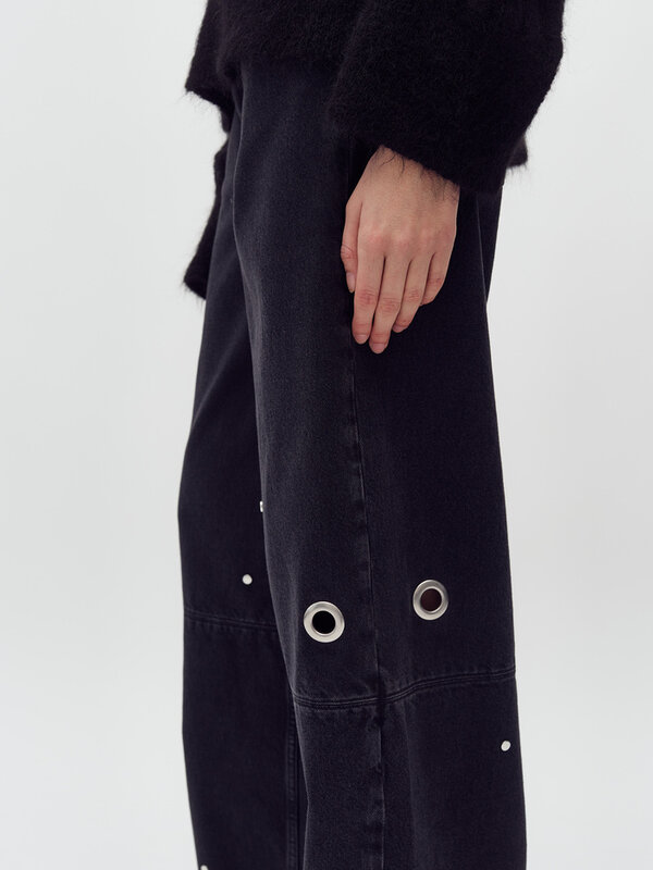 MBYM Wide fit jeans Luxia 4. Eye-let catcher! This dark denim makes a statement with wide legs adorned with silver eyelet...