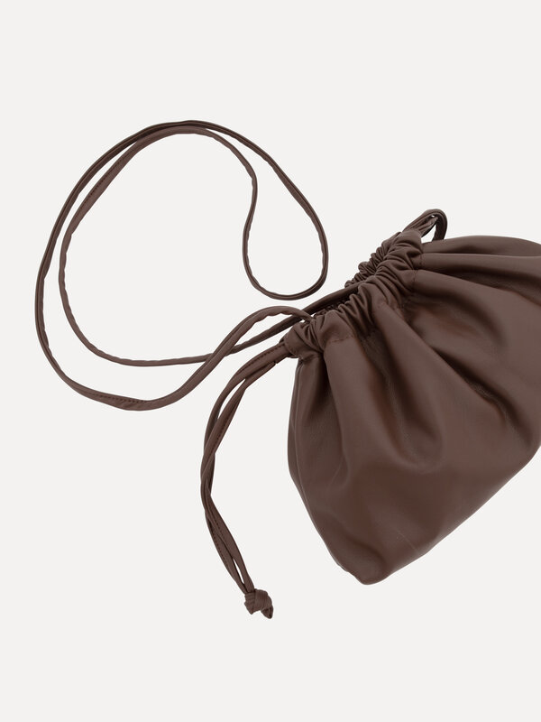 Les Soeurs Clutch Carly 4. Dark brown, done chic. Deze donkerbruine clutch in vegan leather straalt ingetogen luxe uit. H...