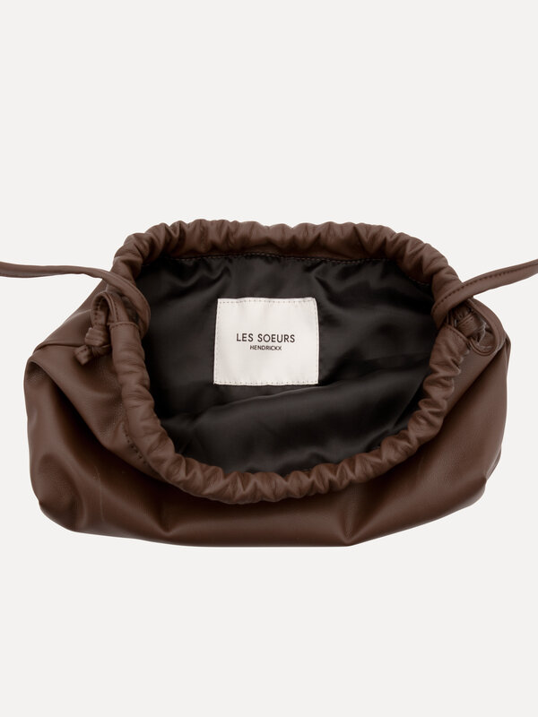 Les Soeurs Pochette Carly 3. Dark brown, done chic. Cette pochette en cuir vegan brun foncé respire l'élégance discrète. ...
