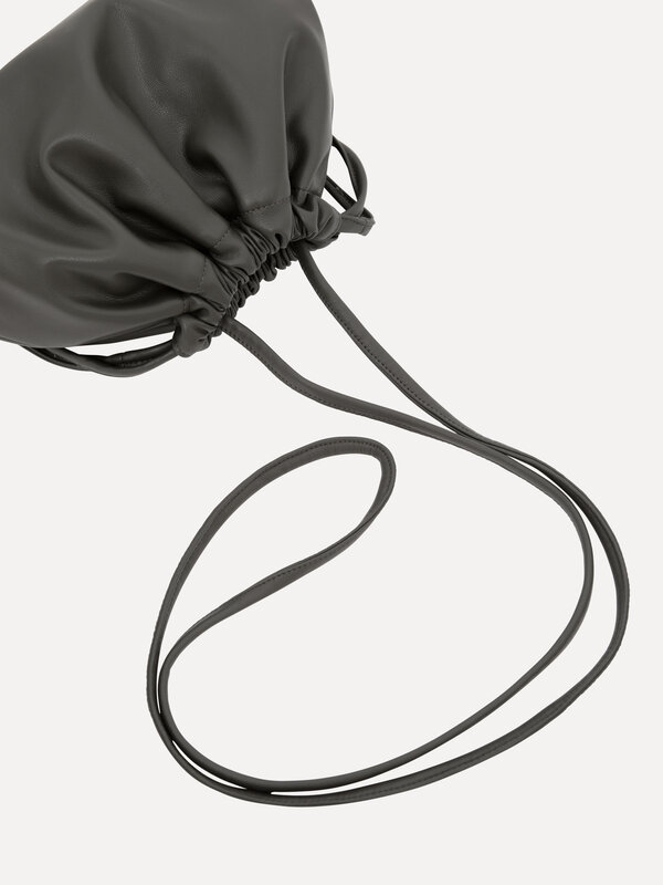 Les Soeurs Pochette Carly 4. Khaki naturel, style intemporel. Cette pochette en cuir vegan kaki est l’ultime touche chic ...