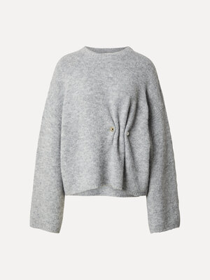 Pull Noorie. Knit with a twist. Ce pull gris en maille se distingue par son détail twist doré et argenté à l’avant. Pas u...
