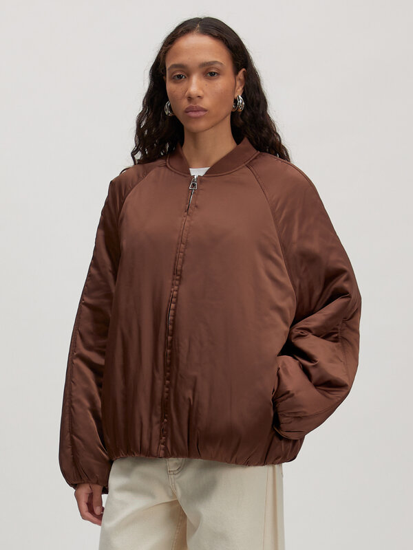 Edited Bomber Nada 2. Couleur de la saison. Ce bomber marron foncé allie élégance et caractère. La teinte riche apporte u...