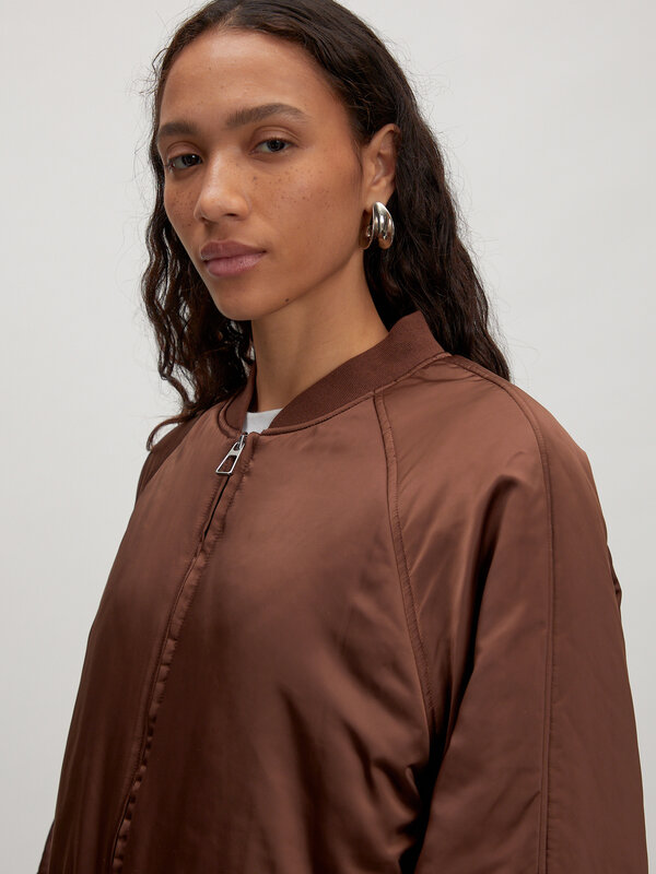 Edited Bomber Nada 5. Couleur de la saison. Ce bomber marron foncé allie élégance et caractère. La teinte riche apporte u...