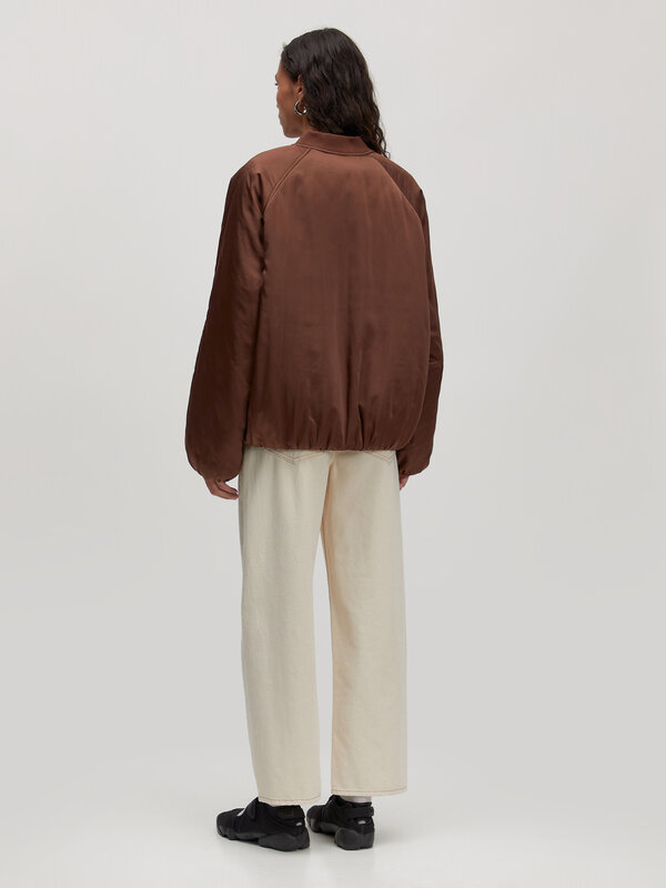 Edited Bomber Nada 4. Couleur de la saison. Ce bomber marron foncé allie élégance et caractère. La teinte riche apporte u...