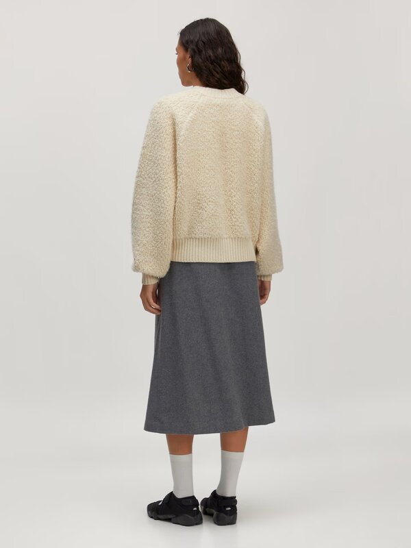 Edited Gilet en laine zippé Sindy 5. It's so fluffy ! Ce cardigan doux allie parfaitement confort et style. Le tissu tedd...