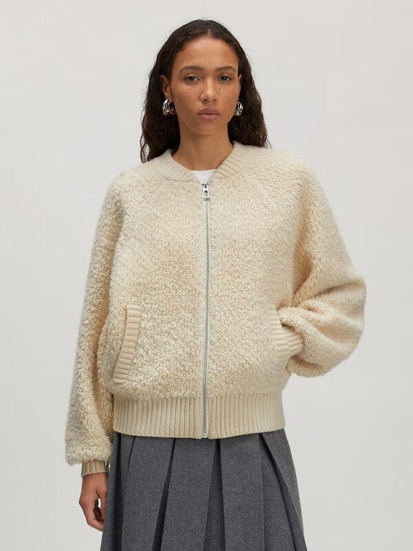Edited Cardigan met rits Sindy 2. It's so fluffy! Deze zachte cardigan combineert comfort en stijl perfect. De teddy-stof...