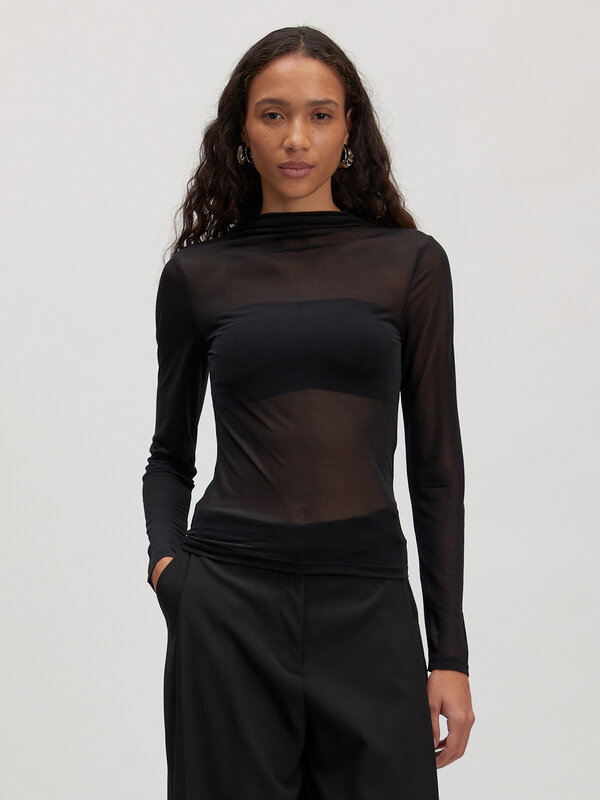 Edited Mesh longsleeve Leela 2. Ce top noir en mesh apporte une touche raffinée à chaque tenue. Sa matière légèrement tra...