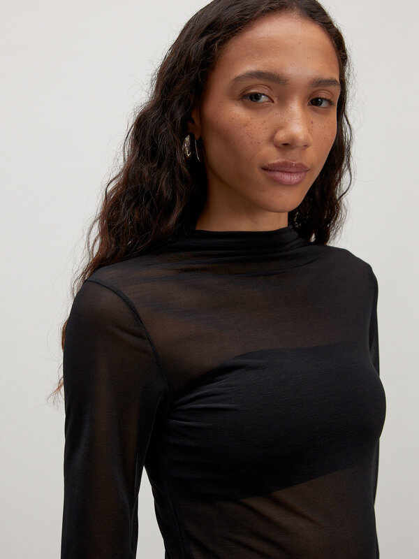 Edited Mesh longsleeve Leela 4. Ce top noir en mesh apporte une touche raffinée à chaque tenue. Sa matière légèrement tra...