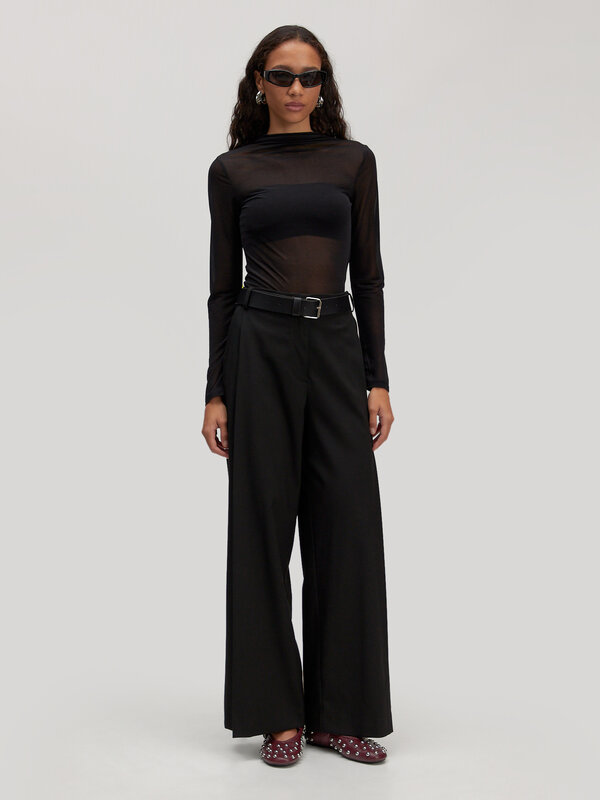 Edited Mesh longsleeve Leela 3. Ce top noir en mesh apporte une touche raffinée à chaque tenue. Sa matière légèrement tra...