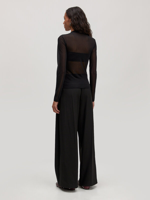 Edited Mesh longsleeve Leela 5. Ce top noir en mesh apporte une touche raffinée à chaque tenue. Sa matière légèrement tra...