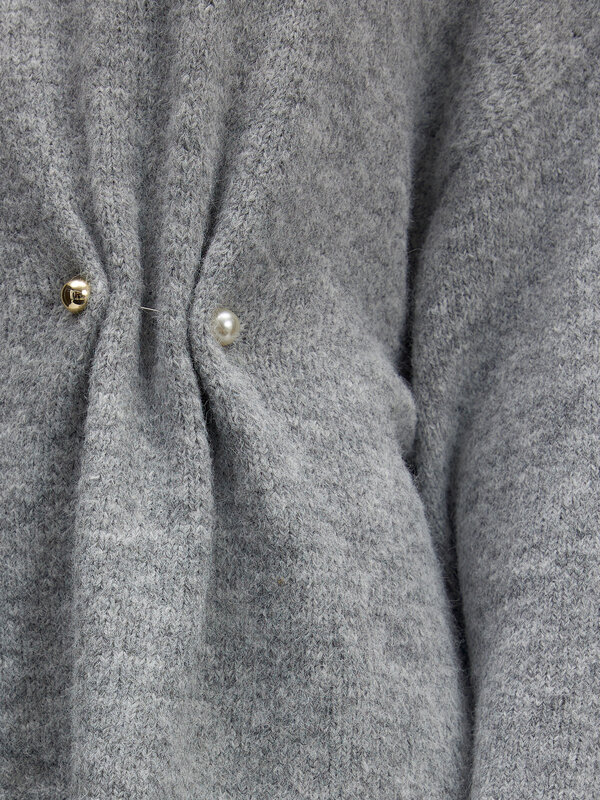 Edited Pull tricoté Noorie 5. Knit with a twist. Ce pull gris en maille se distingue par son détail twist doré et argenté...