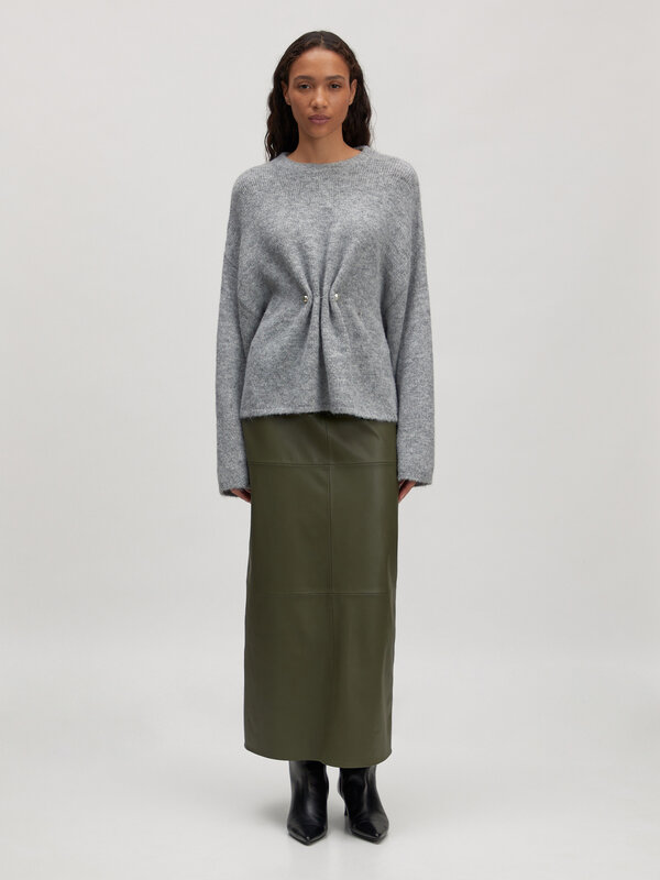 Edited Knitted sweater Noorie 3. Knit with a twist. This grey knit sweater stands out with its gold and silver front twis...