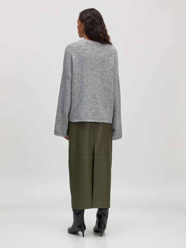 Edited Gebreide trui Noorie 4. Knit with a twist. Deze grijze gebreide trui valt op door het goud- en zilverkleurige fron...