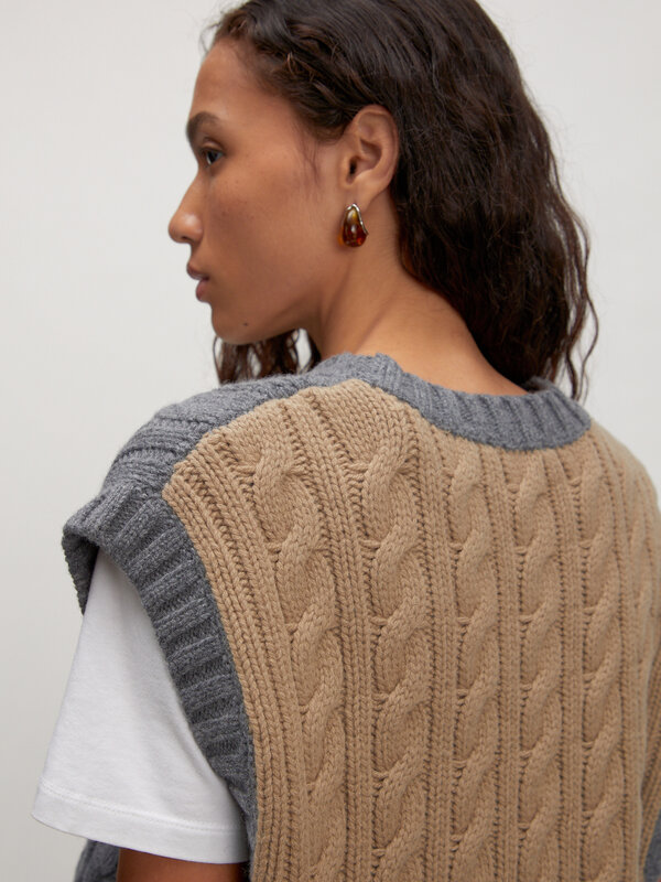 Edited Gilet sans manches Hadley 5. Ce gilet sans manches en maille torsadée se distingue par son devant gris classique e...