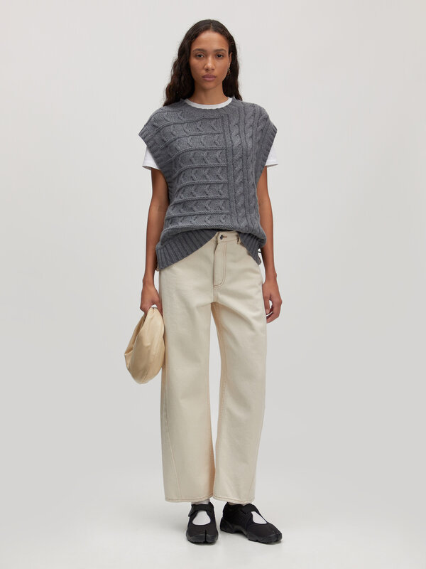 Edited Gilet sans manches Hadley 3. Ce gilet sans manches en maille torsadée se distingue par son devant gris classique e...