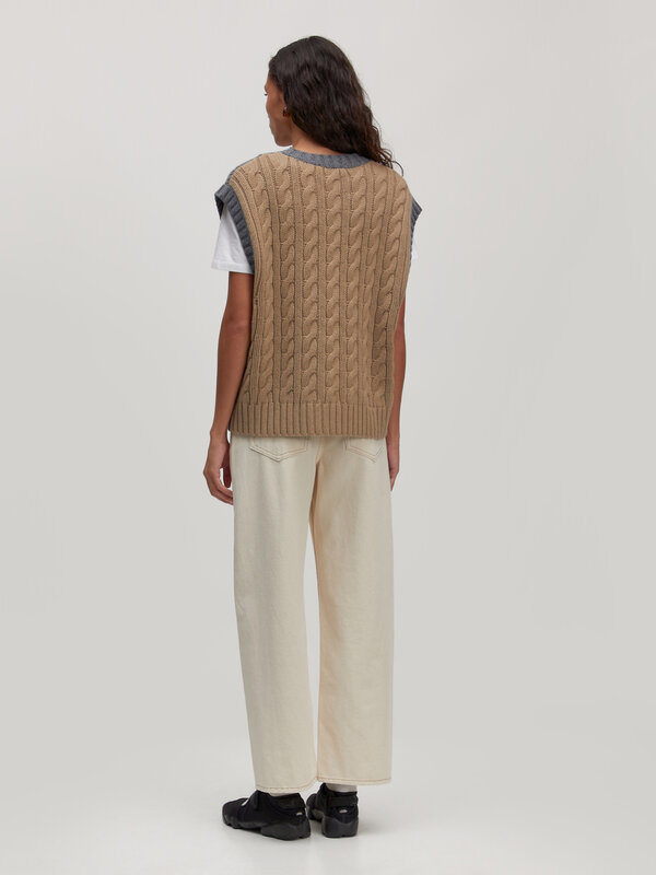 Edited Gilet sans manches Hadley 4. Ce gilet sans manches en maille torsadée se distingue par son devant gris classique e...