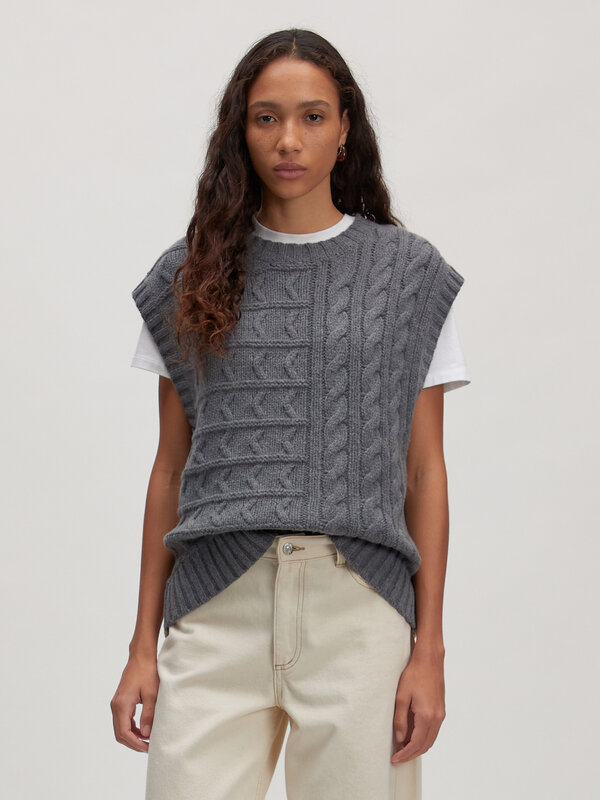 Edited Sleeveless vest Hadley 2. This sleeveless cable vest stands out with its classic grey front and surprising brown b...