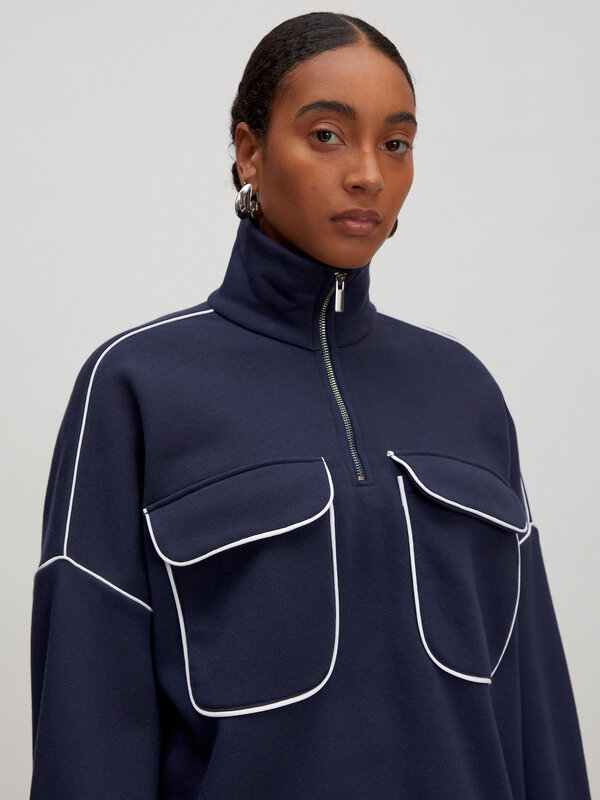 Edited Sweater Imani 5. Sporty & cool. Deze donkerblauwe sweater van zachte biologische katoen voelt heerlijk op de huid....