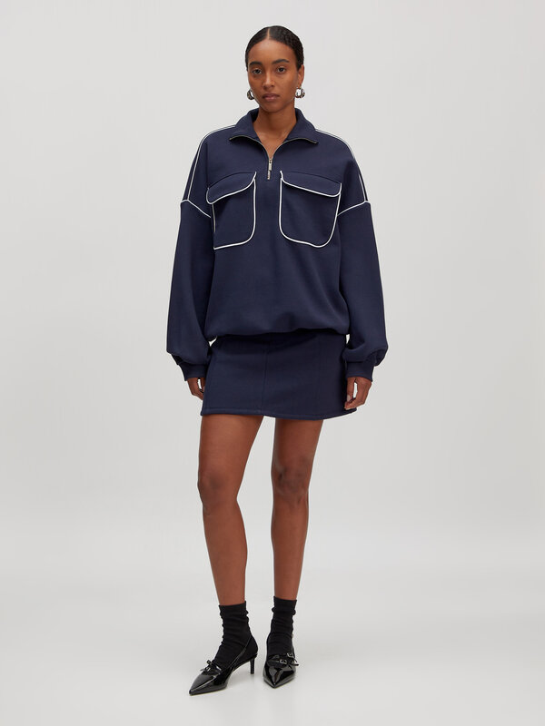 Edited Sweat Imani 3. Sporty & cool. Ce pull bleu foncé en coton biologique doux est agréable sur la peau. Sa coupe décon...
