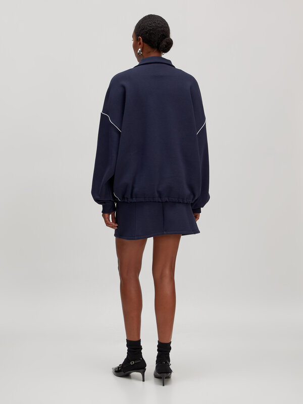 Edited Sweater Imani 4. Sporty & cool. Deze donkerblauwe sweater van zachte biologische katoen voelt heerlijk op de huid....