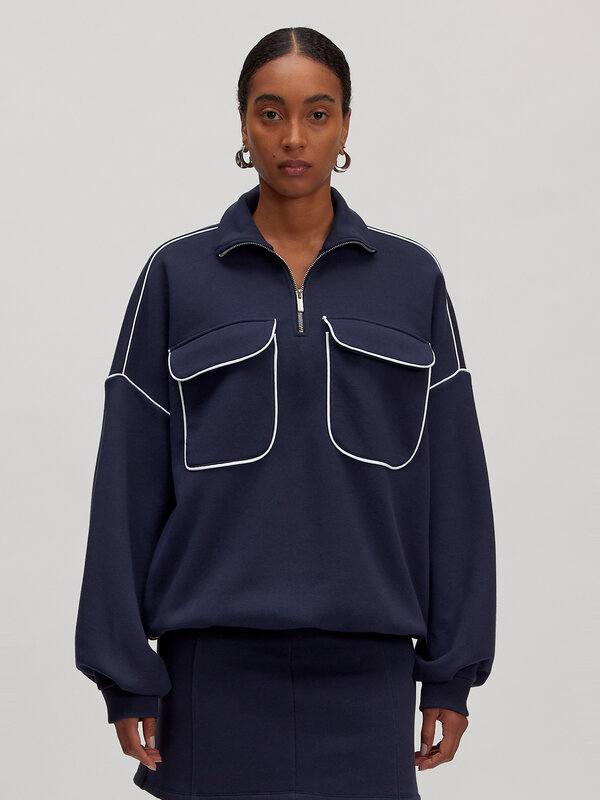 Edited Sweat Imani 2. Sporty & cool. Ce pull bleu foncé en coton biologique doux est agréable sur la peau. Sa coupe décon...
