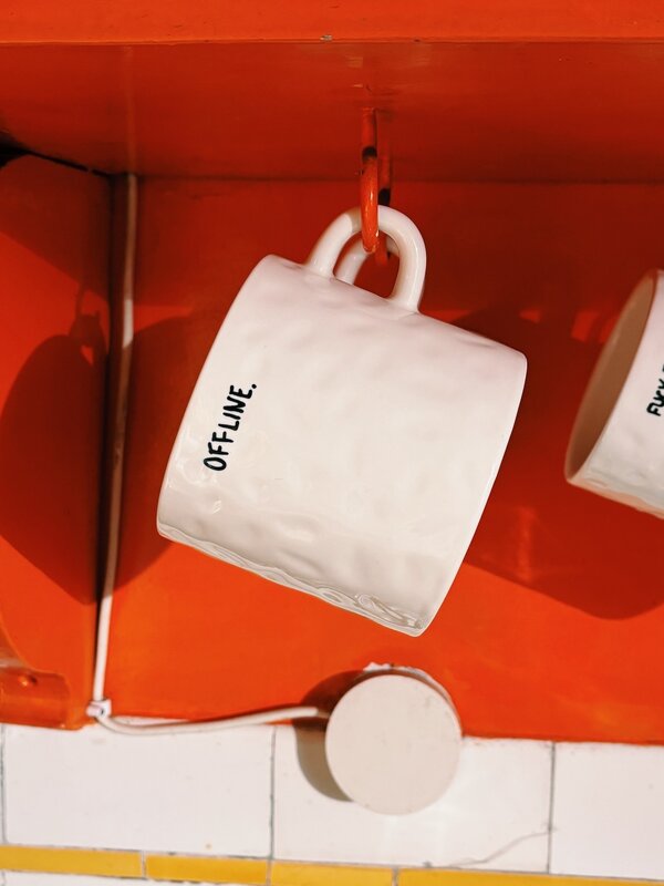 Anna + Nina Tasse Offline 2. La Offline Mug est un objet authentique Anna + Nina, peint à la main, parfait pour un thé lo...