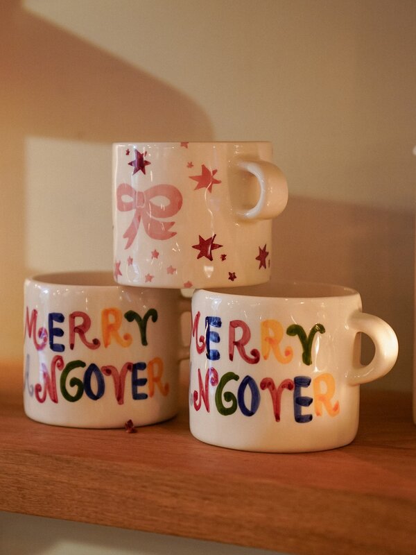 Anna + Nina Tasse Merry Hangover 2. La Merry Hangover Mug, peinte à la main, est parfaite pour le matin après Noël. Couch...