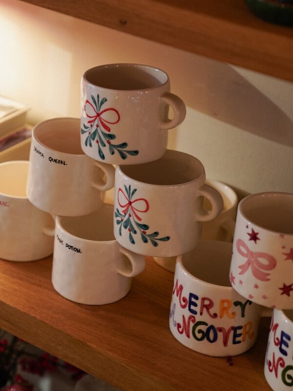 Anna + Nina Tasse Mistletoe 2. La Mistletoe Mug est le cadeau parfait pour les fêtes. Fait et peint à la main, elle dégag...