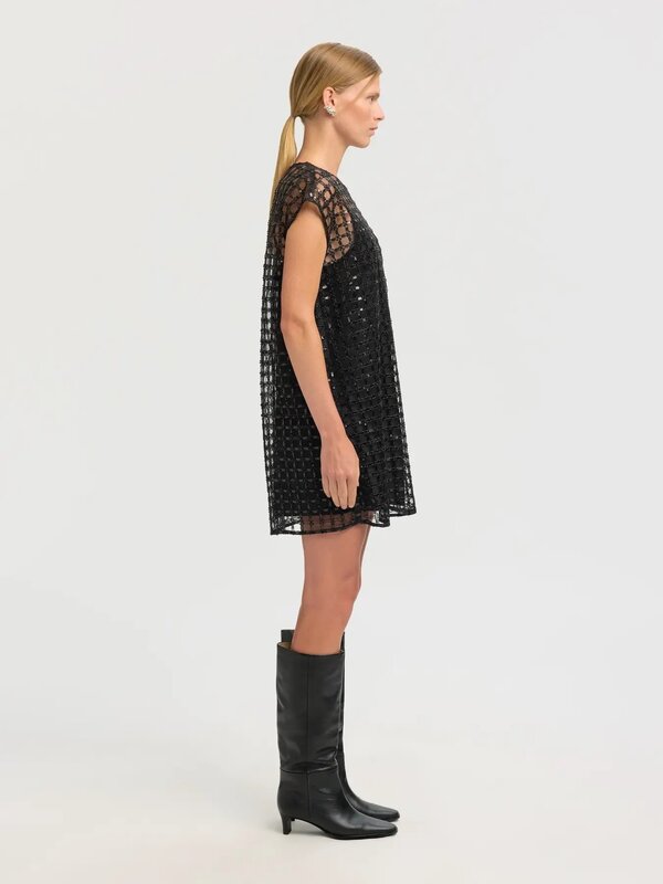 Selected Pailletten jurk Laren 4. Met deze little black dress ben je helemaal party proof. Het korte, losvallende model c...