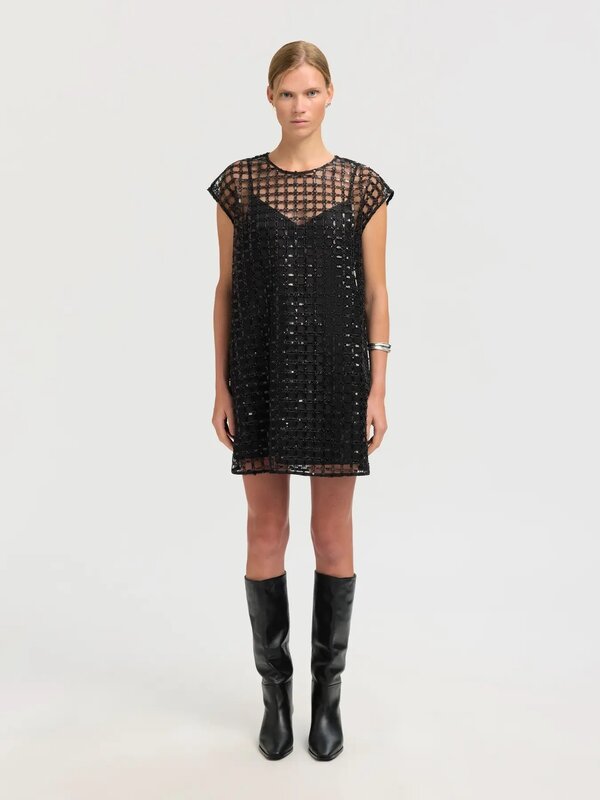 Selected Pailletten jurk Laren 2. Met deze little black dress ben je helemaal party proof. Het korte, losvallende model c...