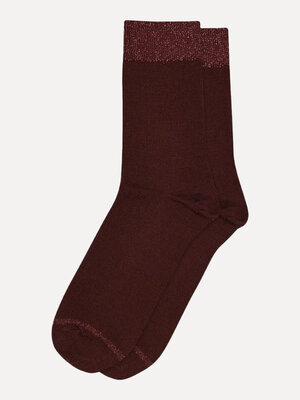 Sokken Erina. Bordeaux merino sokken met een subtiele glitterrand die elke look een speels accent geven. Zacht en comfort...