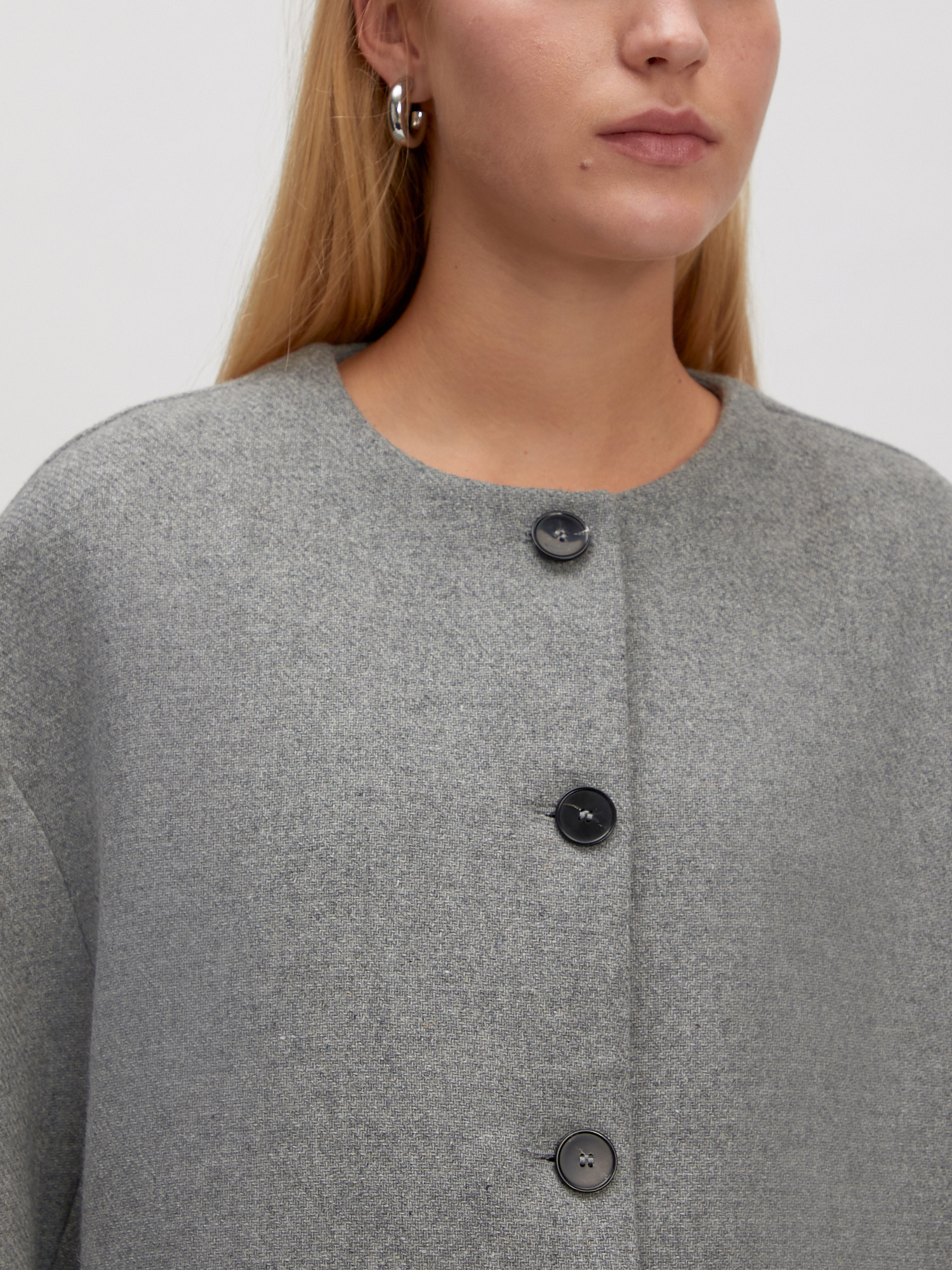 Edited Veste en laine Aino 4. Cette veste en laine grise à col baseball allie minimalisme et sophistication. Sa coupe lég...